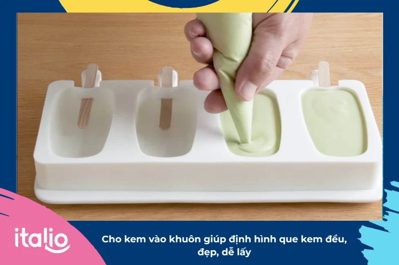 Làm kem đậu xanh không cần máy, thành phẩm mịn dẻo 4 Đổ hỗn hợp kem vào khuôn làm kem