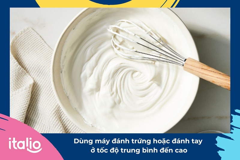 Dùng máy đánh trứng hoặc đánh tay ở tốc độ trung bình đến cao