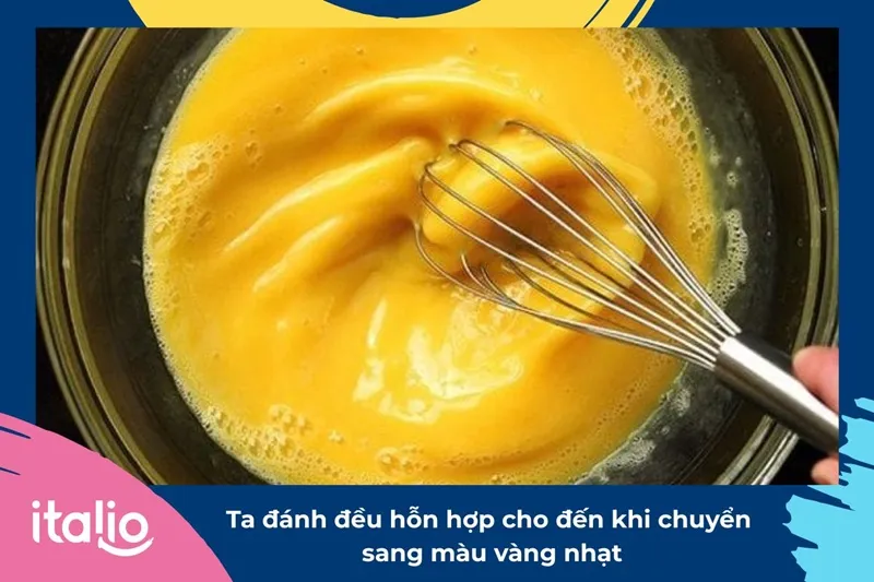 Ta đánh đều hỗn hợp cho đến khi chuyển sang màu vàng nhạt