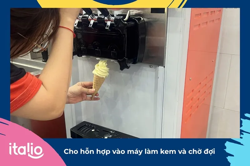 Cho hỗn hợp vào máy làm kem và chờ đợi 
