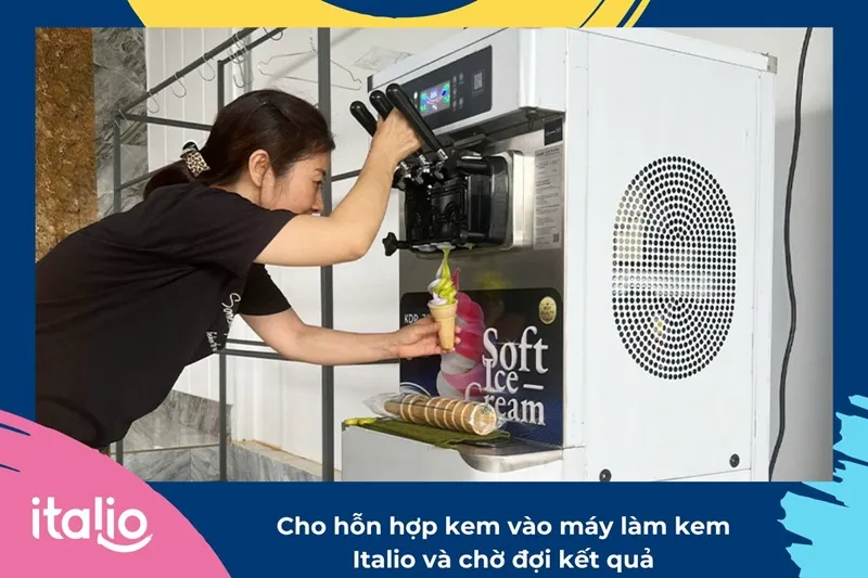 Cho hỗn hợp kem vào máy làm kem Italio và chờ đợi thành quả 