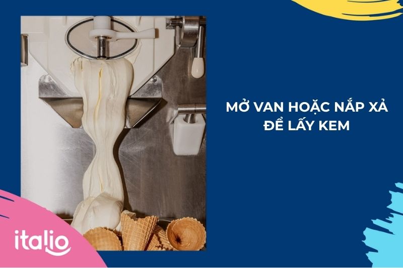 Mở van hoặc nắp xả để lấy kem 