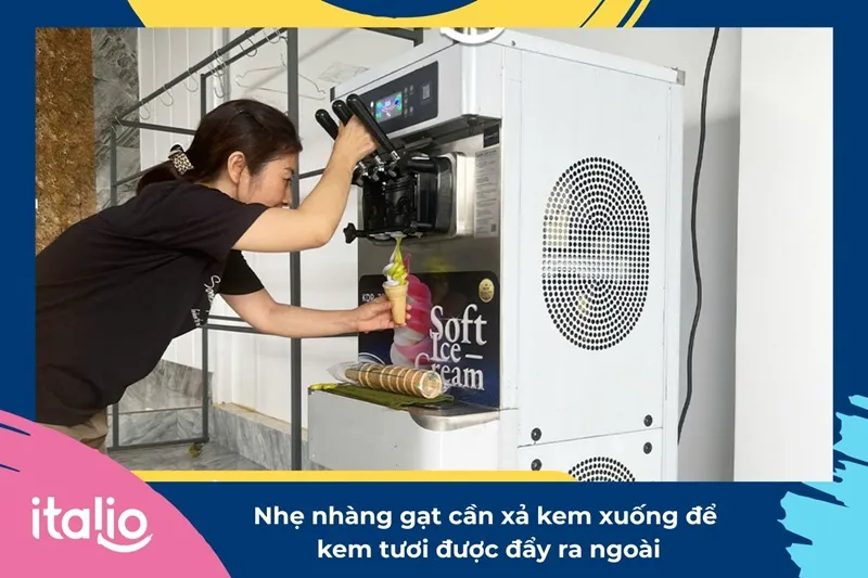 Nhẹ nhàng gạt cần xả kem xuống để kem tươi được đẩy ra ngoài